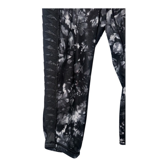 Lululemon Sunshine Saluatation Crop Black/White, Size 12 - Picture 3 of 11